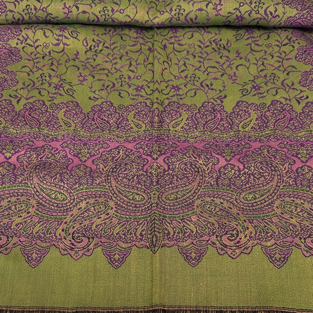 The MET - exclusive Purple and Green Paisley wool and silk Scarf - Picture 5 of 5